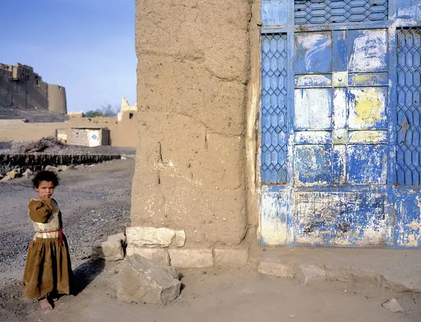 Wana Yemen April 2019 也门一个被遗弃的村庄里身着传统服装的孤独儿童 免版税图库照片