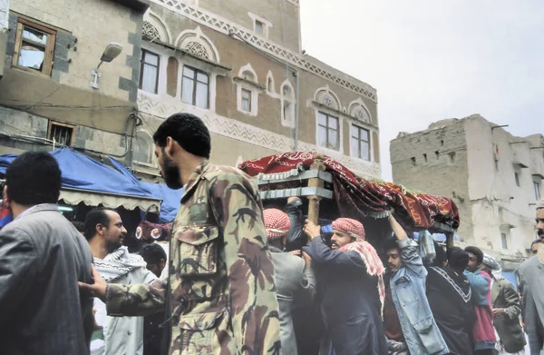 Sanaa Yemen Ιουνιου 2018 Θρήνοι Μεταφέρουν Φέρετρο Νεκρική Πομπή Έναν Εικόνα Αρχείου