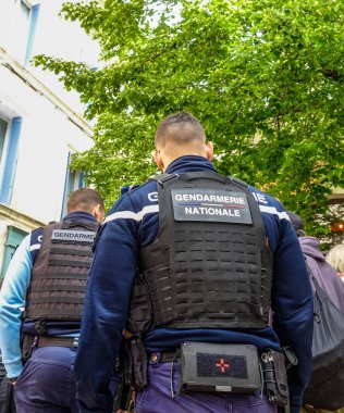 Polis, Fransa 'da bir sokakta Fransız polis memurları tarafından giyilen kurşun geçirmez yeleğin arkasında görüldü..