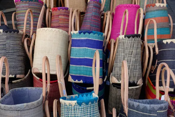 Bunte Taschen Auf Einem Markt Der Provence Stockfoto