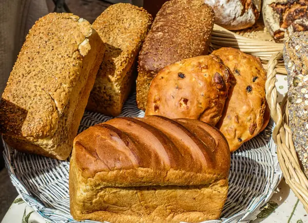 Verschiedenes Brot Frisch Gebacken Auf Einem Bauernmarkt Der Provence Frankreich Stockbild