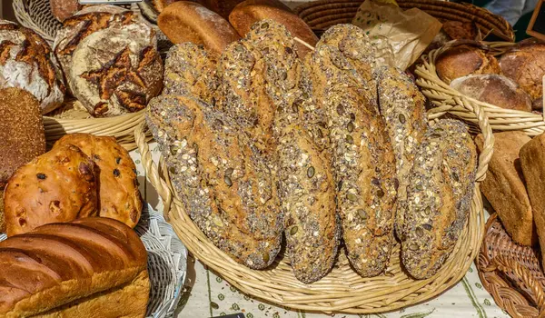 Verschiedenes Brot Frisch Gebacken Auf Einem Bauernmarkt Der Provence Frankreich lizenzfreie Stockbilder