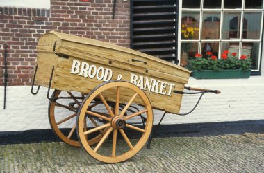 HAG, HOLAND-HAUNE 10 Haziran 2024: bir Hollandalı fırıncının eski moda itme arabası. Arabanın üzerinde şöyle yazıyor: kuluçkaya yatma, İngilizce ekmek ve hamur işi.