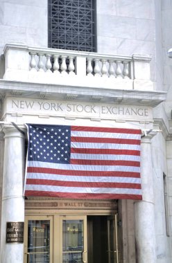 NEW YORK, New York, ABD - 14 Mayıs 2019: Wall Street borsasının giriş ve bayrağını kapatın