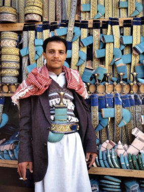 SANAA, YEmen-APRIL 23 2011: jambiass satıcısı. Geleneksel Yemen hançerleri hem nefsi müdafaa hem de geleneksel dansta kullanılır. Fotoğraf Yemen 'in başkenti Sana' a 'da bir dükkanda çekildi..