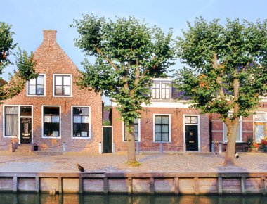 Friesland 'daki eski Hollanda kasabası Sloten' in birçok tarihi evi ve kanalı vardır.