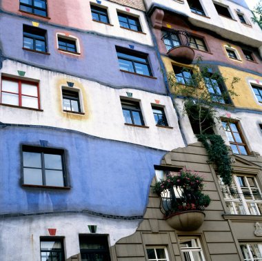 VIENNA, AUSTRIA - 21 Eylül 2022: Hundertwasser Evi, Hundertwasserhaus - Avusturyalı sanatçı Friedensreich Hundertwasser 'ın apartmanı, fikri ve konsepti.