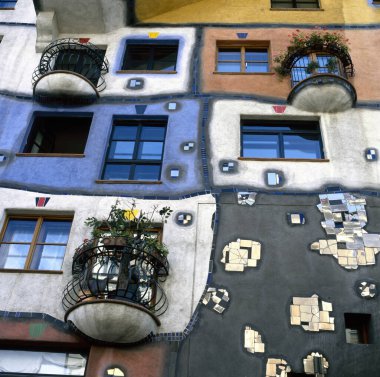 VIENNA, AUSTRIA - 21 Eylül 2022: Hundertwasser Evi, Hundertwasserhaus - Avusturyalı sanatçı Friedensreich Hundertwasser 'ın apartmanı, fikri ve konsepti.