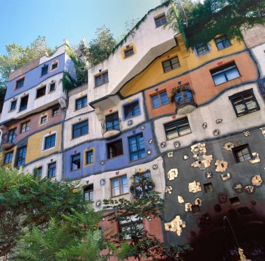 VIENNA, AUSTRIA - 21 Eylül 2022: Hundertwasser Evi, Hundertwasserhaus - Avusturyalı sanatçı Friedensreich Hundertwasser 'ın apartmanı, fikri ve konsepti.