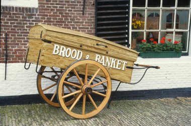 AMSTERDAM, HOLAND-HAZİRAN 09, 2024: Hollanda 'daki bir fırının eski moda el arabası. Felemenkçe yazılmış: 