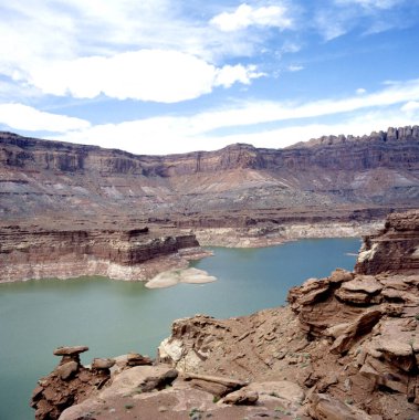 Mead Gölü, ABD 'de insan yapımı en büyük göl ve su deposudur. Colorado Nehri üzerinde, Las Vegas, Nevada 'nın yaklaşık 48 km güneydoğusunda, Nevada ve Arizona arasında yer almaktadır..