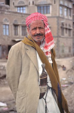 SANAA, YEMEN- 23 Nisan 2011: Geleneksel Yemen hançeri Yemen Janbiya 'lı bir adam.