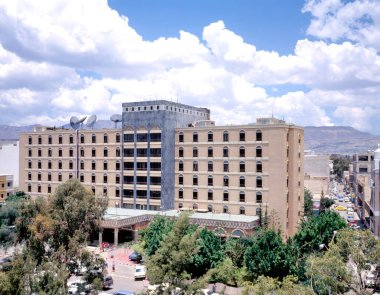 SANAA, YEMEN-APRIL 23,2011: Taj Sheba Oteli, Sanaa 'da savaş sırasında hala çalışan tek 5 yıldızlı oteldir.