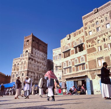 SANAA, YEmen-APRIL 25, 2011: Bab al Yemen yakınlarındaki açık hava pazarı eski şehrin ana kapısı