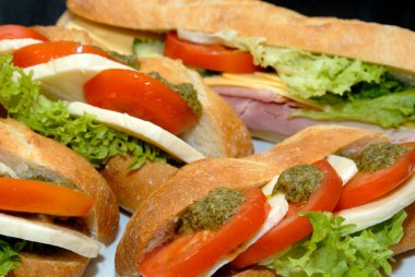 Jambon, olgun domates, mozzarella ve fesleğen soslu sandviç ekmeği.
