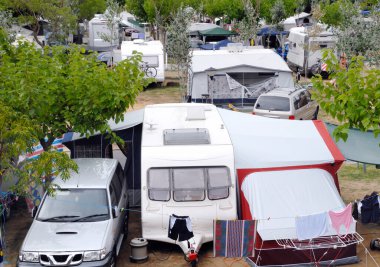 İspanya 'da çadır, karavan ve karavan ile kalabalık bir kamp manzarası