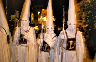 İspanya 'da Semana Santa alayı (kutsal hafta). Bu fotoğraf, Nazarenos adındaki tören alayını gösteriyor.