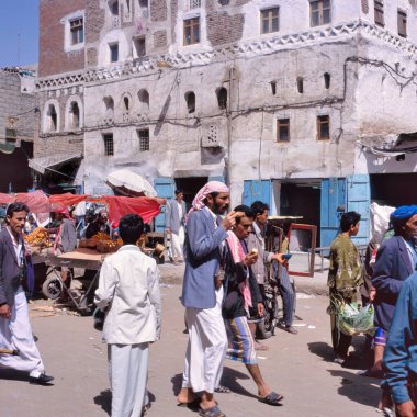 SANAA, YEmen-APRIL 25, 2011: Bab al Yemen yakınlarındaki açık hava pazarı ve sokak eski şehrin ana kapısı
