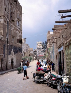 Park etmiş motosikletli gençler Yemen 'in başkenti Sanaa' nın ana caddesi yakınlarındaki küçük bir sokakta toplanıyorlar.