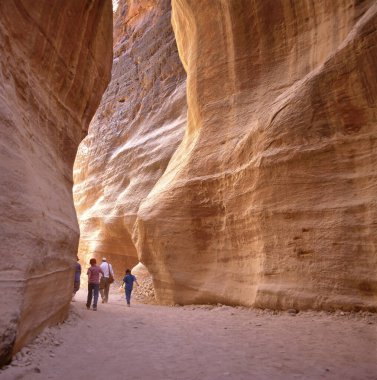 siq dar yuvasına giriş geçit için gizli şehir görüldü burada turist walking.this ile petra, jordan, unesco dünya mirası alanı olarak hizmet veren Kanyonu