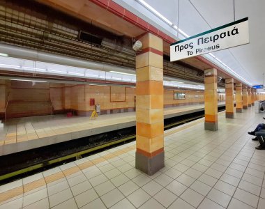 Atina, Pire 'ye giden trenin boş metro platformu. Hedef Yunanca ve İngilizce olarak yazıldı