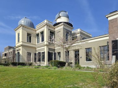 Hollanda 'daki Leiden Üniversitesi' nin tarihi Eski Gözlemevi 'nin dış görünüşü