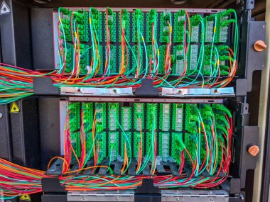 Fransız caddesinde bir bağlantı kutusundaki sabit hatlı telefon kabloları.