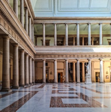 AIX EN PROVENCE, FRANCE - 18 Nisan 2025: Aix en Provence 'deki mahkeme ile birlikte Adalet Sarayı' nda. İçerisi polis ve güvenlikçiler tarafından korunuyor..