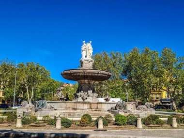 AIX EN PROVENCE, FRANCE- APRIL 18, 2025: Fransa 'da Aix-en-Provence' de adaleti temsil eden üç kadın figürlü Fontain de la Rotonde