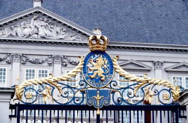 Hollanda kraliyet amblemi olan bir kapı. Hollanda Kraliyet amblemi taşıyan kapı Lahey, Hollanda 'daki Noordeinde Sarayı 