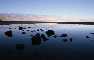 Açık mavi gökyüzüne karşı göl manzarası, Badwater Havzası, California, ABD 