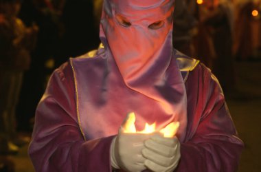Katılımcı ayrıca İspanya 'daki Hıristiyan Semana Noel Geçit Töreni' nin Nazarenos 'u olarak da bilinir. Her yıl Paskalya 'dan önce Kutsal Hafta' da düzenlenir..