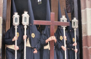 Katılımcılar, İspanya 'nın Malaga kentindeki kiliselerinden ayrılan Hıristiyan Semana Noel alayı Nazarenos' u da çağırdılar. Her yıl Paskalya 'dan önce Kutsal Hafta' da düzenlenir..  