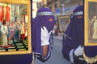 MALAGA, İspanya-27 Mart 2024: İspanya 'daki Hıristiyan Semana Noel Geçit Töreni' ne katılanlar da Nasıralılar olarak adlandırıldı. Her yıl Paskalya 'dan önce Kutsal Hafta' da düzenlenir..  