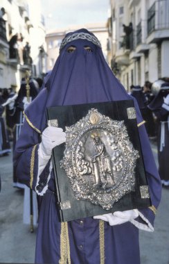 Katılımcı ayrıca İspanya 'nın Malag kentindeki Hıristiyan Semana Noel Geçidi' nin Nazarenos 'u olarak da bilinir. Her yıl Paskalya 'dan önce Kutsal Hafta' da düzenlenir.. 