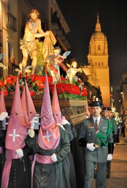 SALAMANCA, SPAIN-APRIL 04,2012: Semana Noel Baba sırasında Salamanca sokaklarında Katolik Semana Santa geçidi. Kutsal hafta, İsa Mesih 'in Tutkusu' nun geleneksel ağıtıdır. 