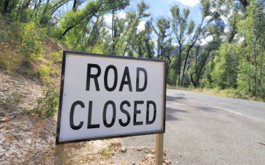 Grampians 'ın N.P.' sinde. Avustralya yol kenarında bir tabela insanlara yolun vahşi orman yangınından dolayı kapalı olduğunu bildiriyor.. 