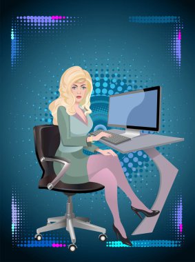 Güzel iş kadını ofiste çalışırken kameraya bakıyor.