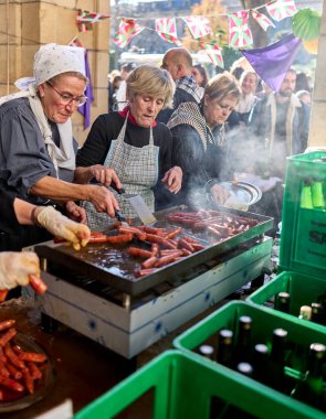San Sebastian, Bask Ülkesi, İspanya - 21 Aralık 2022: Aziz Thomas Günü 'nde Aziz Thomas Panayırı' nın tipik sokak yemekleri için Txistorra 'yı kızartan Basra çiftçileri (Baserritarras),.