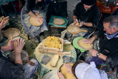 San Sebastian, Bask Bölgesi, İspanya - 21 Aralık 2022: Basklı çiftçiler (Baserritarras) Talos, basklı tortilla (tipik olarak Txistorra adı verilen taze bir korizoyla doldurulmuş), Aziz Thomas Günü 'nde.