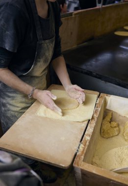 Basklı çiftçi (Baserritarra) Talos, basklı tortilla (tipik olarak Txistorra adı verilen taze bir corizo ile doldurulmuş), Aziz Thomas Günü 'nde Santo Tomas Fuarı' nda.