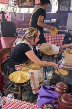 San Sebastian, Bask Bölgesi, İspanya - 21 Aralık 2022: Basklı çiftçiler (Baserritarras) Talos, basklı tortilla (tipik olarak Txistorra adı verilen taze bir korizoyla doldurulmuş), Aziz Thomas Günü 'nde.