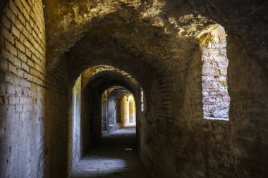 Italica Amfitiyatrosunun altındaki büyük koridor, üç mağara boyunca seyirci dağıtmak için ayrılmış. Roma 'nın İtalya kenti, Santiponce, Seville, Endülüs, İspanya.