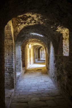 Italica Amfitiyatrosunun altındaki büyük koridor, üç mağara boyunca seyirci dağıtmak için ayrılmış. Roma 'nın İtalya kenti, Santiponce, Seville, Endülüs, İspanya.