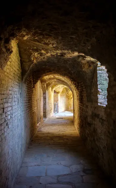 3つの洞窟全体に観客を配布するためのイタリカ円形空間の下の大きな廊下 サンティポンス セビリア アンダルシア スペインに位置するイタリカのローマ都市 ロイヤリティフリーのストック写真