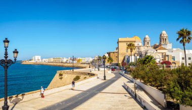 Cadiz, İspanya - 31 Temmuz 2023. Campo del Sur Bulvarı güneşli bir günde. Paseo del Vendaval 'dan görüntü. Cadiz, Endülüs, İspanya.