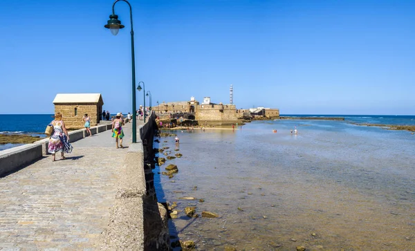 카디스 스페인 2021년 칼레타 해변에서 일광욕을 즐기는 사람들 세바스찬 칼레타 로열티 프리 스톡 이미지