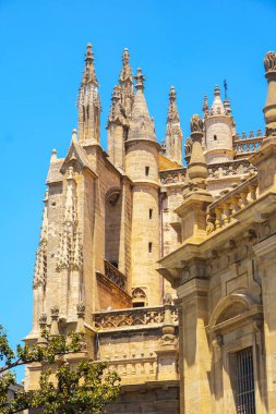 Sevilla Katedrali 'nin güney tarafındaki tepeler, ön planda Archivo General de Indias binasının bir köşesi. Sevilla, Endülüs, İspanya.