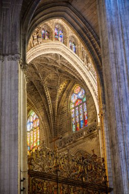 Seville, İspanya - 28 Temmuz 2023. Sevilla Katedrali 'nin merkez kapağı korosunun üstünden geç. Kuzey koridorundan bak. Sevilla, Endülüs, İspanya.