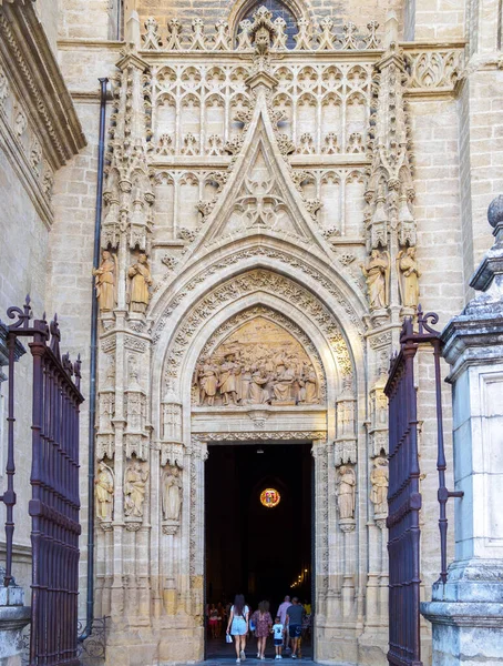 スペイン セビリア 2023年7月27日 プエルタ パロス Puerta Adoracion Los Magosドアとしても知られる マグニウムの彫刻的な装飾が魔法の装飾の場面を描いている — ストック写真